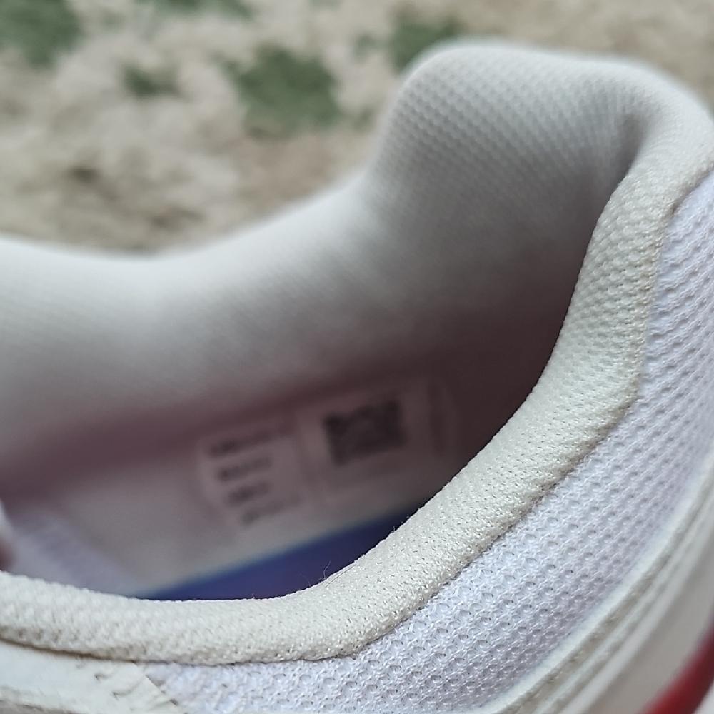 On Running White and Black Sneakers Minimalist Design - Picture 3 of 4